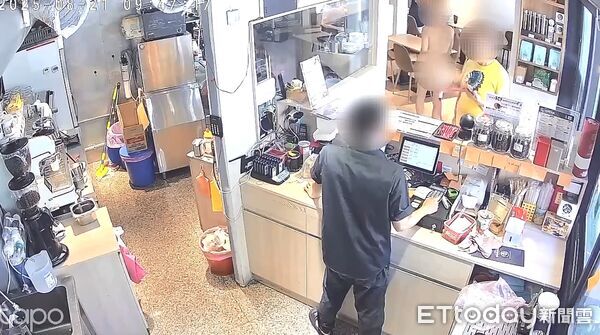 ▲鍾男上個月從住處丟啞鈴遭辦，又裸體逛街嚇壞店員，警方破門將其強制送醫。（圖／記者陸運陞翻攝）