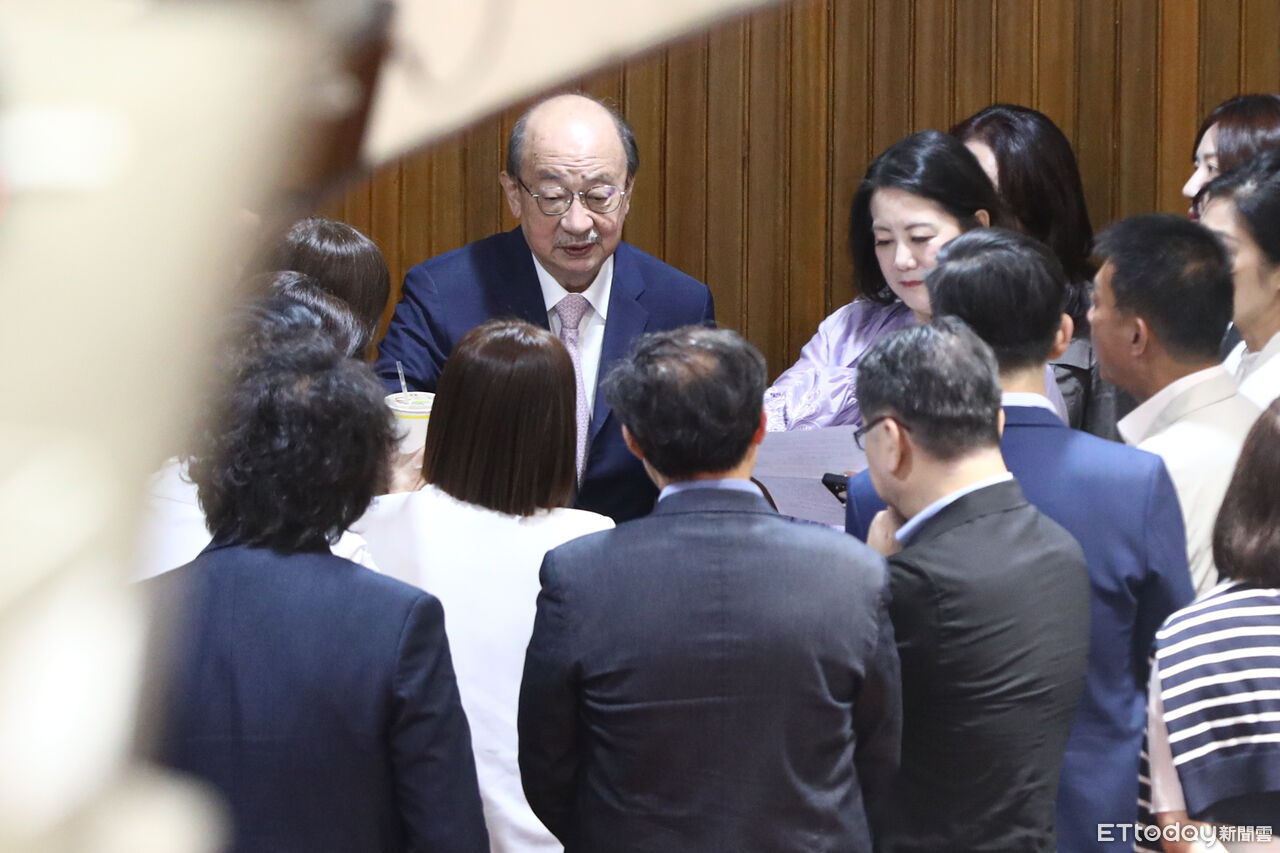 幕後／民進黨九月政爭？賴清德勸退遭柯建銘痛罵　「祭一招擋逼宮」