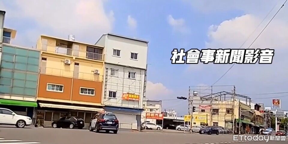 等不到左轉燈！自小客卡路中紅燈硬轉　後面是警車...這下慘了