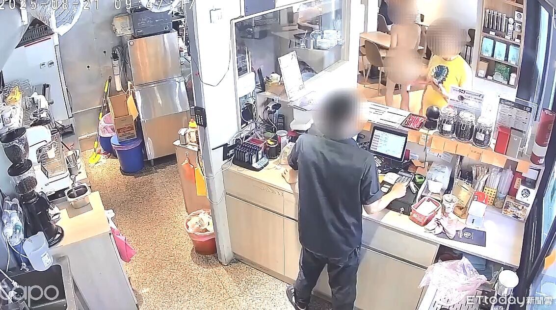 新北男樓上丟啞鈴遭辦又全裸逛街　大批警力破門強制送醫治療