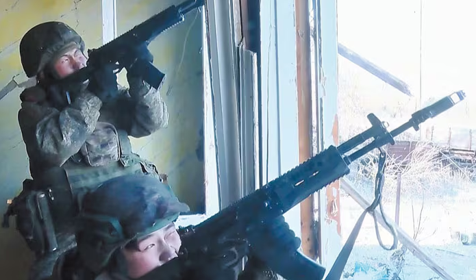 ▲▼北韓官媒透過紀錄片公開北韓士兵前往烏克蘭協助俄軍作戰的「英姿」。（圖／翻攝自朝鮮中央電視台）