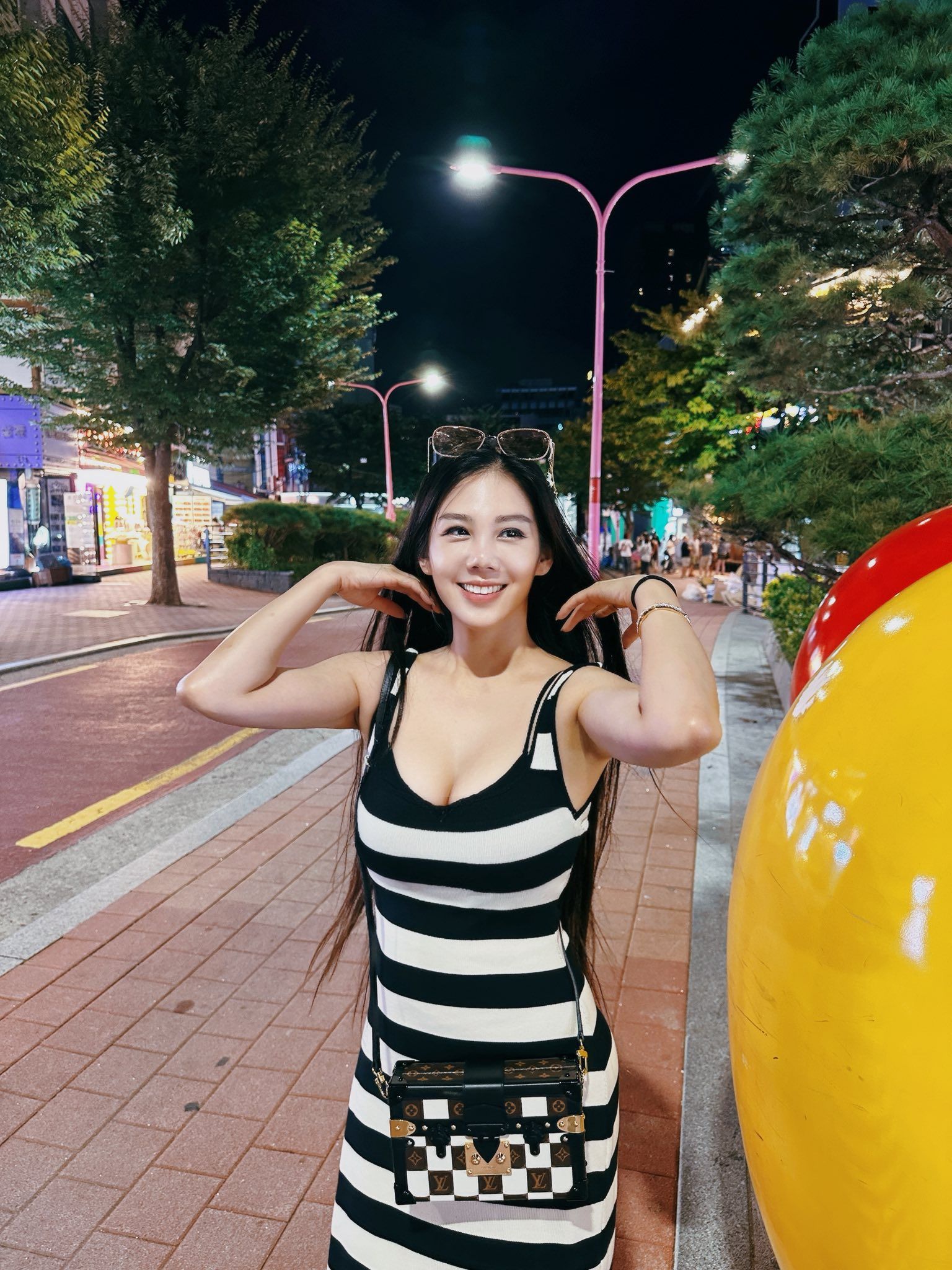 ▲▼楊晨熙第一次逛首爾弘大商圈，穿搭辣翻。（圖／翻攝自臉書）