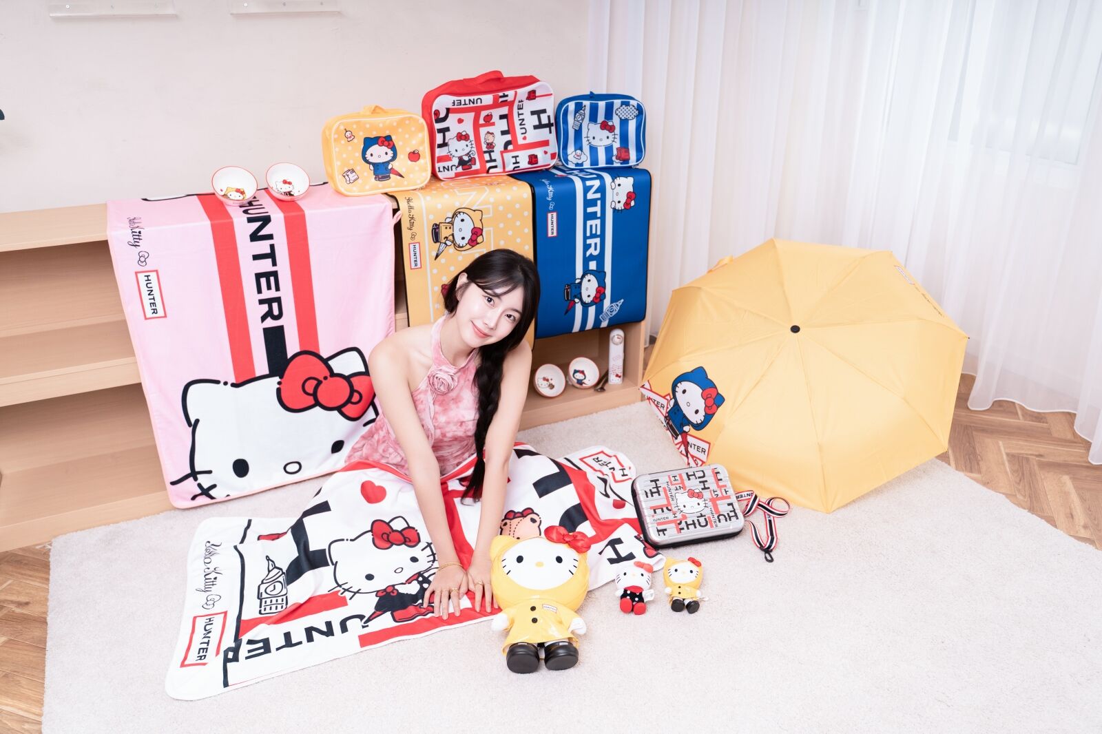 ▲▼7-11再度推出「HUNTER x三麗鷗」活動，集結Hello Kitty、KUROMI 兩大人氣IP，穿上HUNTER經典雨靴、雨衣。（圖／業者提供）