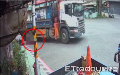 斷魂畫面曝！71歲嬤看完愛孫遭大貨車輾爆亡　兒認屍悲痛崩潰