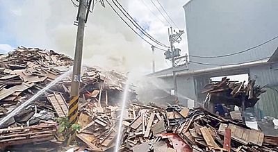 快訊/桃園工廠「一層樓高棧板山」狂冒火煙 警消緊急灌救
