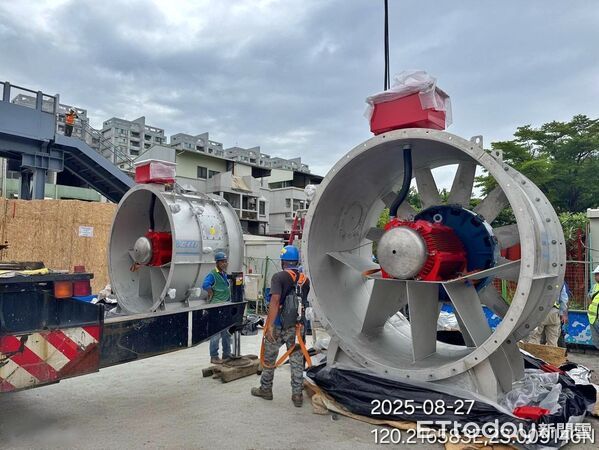 ▲台南鐵路地下化工程隧道風機進場安裝，象徵工程進入機電整合關鍵階段。（記者林東良翻攝，下同）