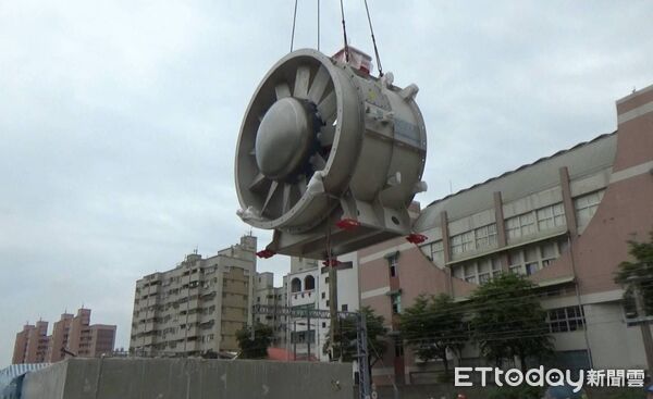 ▲台南鐵路地下化工程隧道風機進場安裝，象徵工程進入機電整合關鍵階段。（記者林東良翻攝，下同）