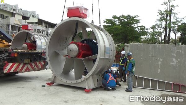 ▲台南鐵路地下化工程隧道風機進場安裝，象徵工程進入機電整合關鍵階段。（記者林東良翻攝，下同）