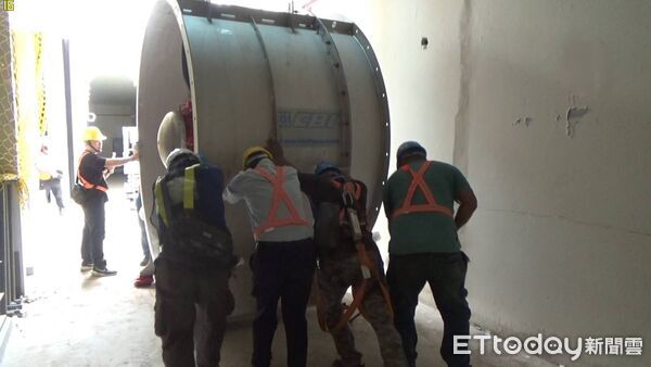 ▲台南鐵路地下化工程隧道風機進場安裝，象徵工程進入機電整合關鍵階段。（記者林東良翻攝，下同）
