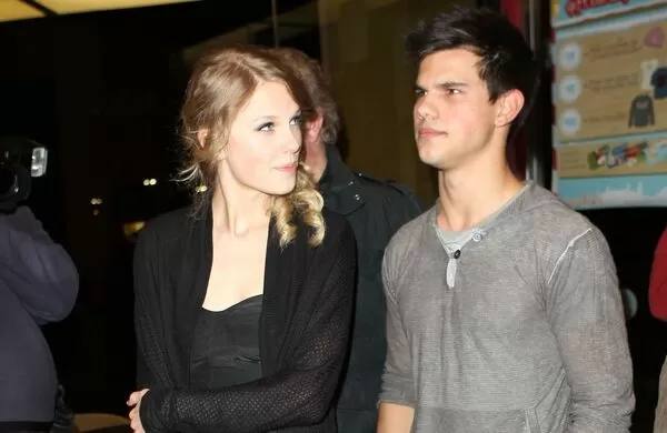 2009年泰勒絲（左）與泰勒洛納（右）曾短暫交往過，當時泰勒絲露出不想被拍到的表情。（東方IC）