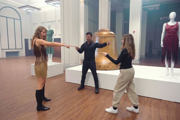 2023年，泰勒絲（左起）、泰勒洛納、泰勒唐恩，因為三個人都叫泰勒，一起在〈I Can See You〉MV拍攝現場，重現經典的蜘蛛人迷因。（東方IC）