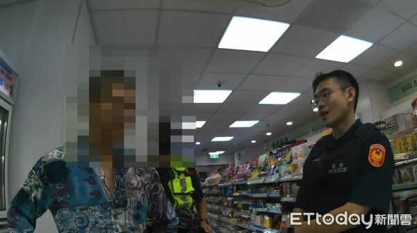 ▲▼台中飼主跟女警聊狗狗...下秒自爆有喝酒　手拿安全帽「空氣瞬間凝結」。（圖／記者許權毅翻攝）