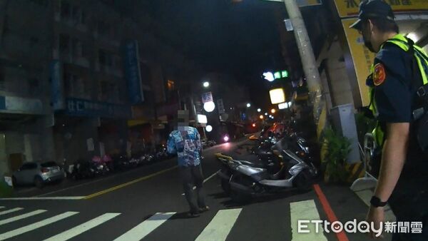 ▲▼台中飼主跟女警聊狗狗...下秒自爆有喝酒　手拿安全帽「空氣瞬間凝結」。（圖／記者許權毅翻攝）