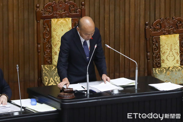 ▲因應國際情勢強化經濟社會及民生國安韌性特別條例草案三讀，立法院長韓國瑜敲槌通過。（圖／記者林敬旻攝）