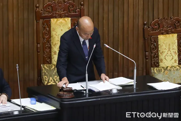 ▲因應國際情勢強化經濟社會及民生國安韌性特別條例草案三讀，立法院長韓國瑜敲槌通過。（圖／記者林敬旻攝）