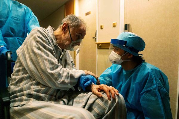 ▲池松壯亮對話新冠肺炎重症者。（圖／天馬行空提供）