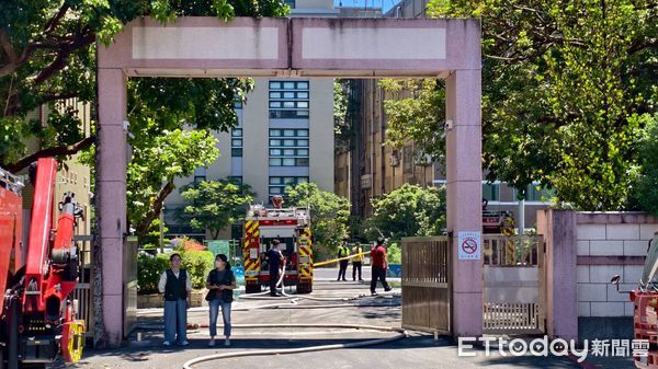 ▲北一女地下室配電盤火警，道路仍管制中。(圖／記者黃哲民翻攝）