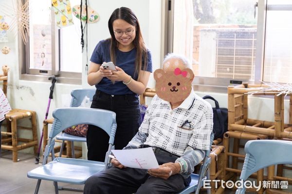 ▲小筠（化名）透過「婦女再就業計畫」順利返鄉就業，在社團法人台灣共融協會擔任行政企劃，兼顧家庭與工作。（記者林東良翻攝，下同）