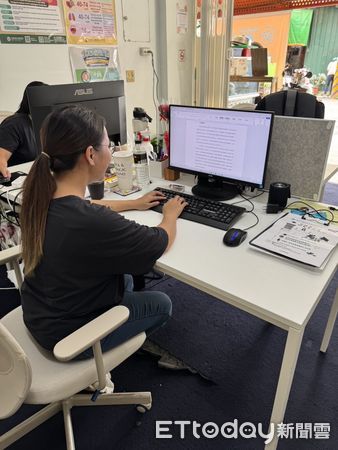 ▲小筠（化名）透過「婦女再就業計畫」順利返鄉就業，在社團法人台灣共融協會擔任行政企劃，兼顧家庭與工作。（記者林東良翻攝，下同）