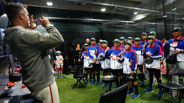 ▲▼東園國小到訪巨人主場與李政厚等球星合影。（圖／截自舊金山巨人X）