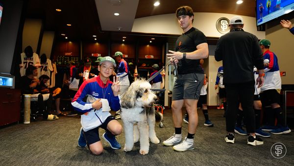 ▲▼東園國小到訪巨人主場與李政厚等球星合影。（圖／截自舊金山巨人X）