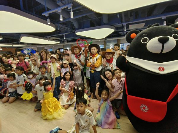 ▲與台灣黑熊大合照。（圖／記者張佩芬攝）