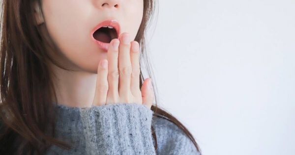 打哈欠不只是想睡覺！醫曝身體發警訊　小心是「4大疾病」信號