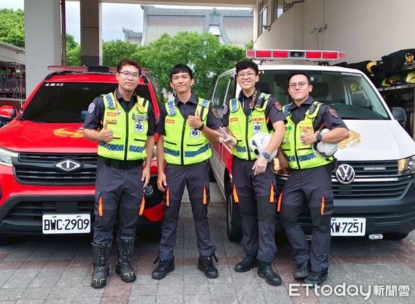 ▲▼消防局高級救護技術員到現場立即將已生產的婦人及嬰兒緊急送往醫院照護。（圖／花蓮消防局提供，下同）