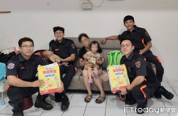 ▲▼消防局高級救護技術員到現場立即將已生產的婦人及嬰兒緊急送往醫院照護。（圖／花蓮消防局提供，下同）