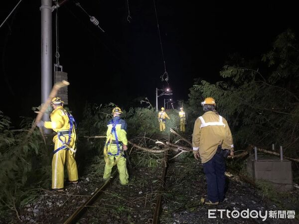 ▲▼台鐵因颱風搶修電車線作業遭鐵道局發現沒有封鎖路線等紀錄資料缺失。（資料圖／台鐵公司提供）