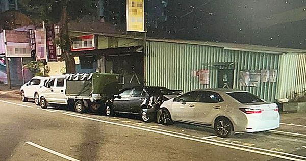 ▲桃園市徐姓男子今天凌晨3時許開車返家途中，行經桃園區文中路時失控撞擊路3輛自小客車。（圖／桃園警分局提供）