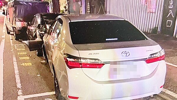 ▲桃園市徐姓男子今天凌晨開車返家，突然失控撞擊路3輛自小客車。（圖／桃園警分局提供）