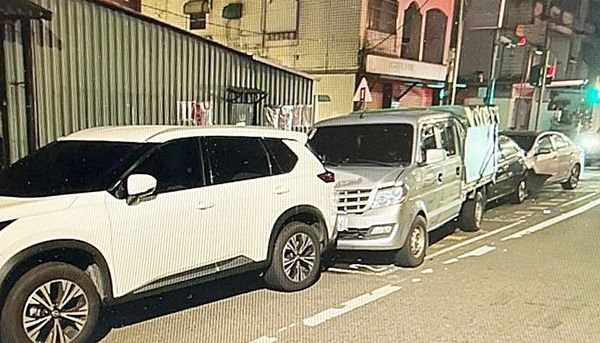 ▲桃園市徐姓男子今天凌晨開車返家，疑似精神不濟撞擊路3輛自小客車。（圖／桃園警分局提供）
