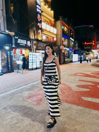 ▲▼楊晨熙第一次逛首爾弘大商圈，穿搭辣翻。（圖／翻攝自臉書）