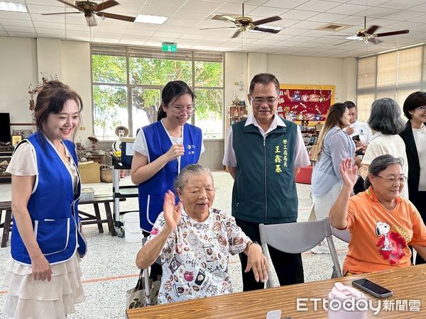 ▲「馨心學堂」創辦近一周年回到台南七股樹林社區，長輩們開心學習數位新技能。（記者林東良翻攝，下同）