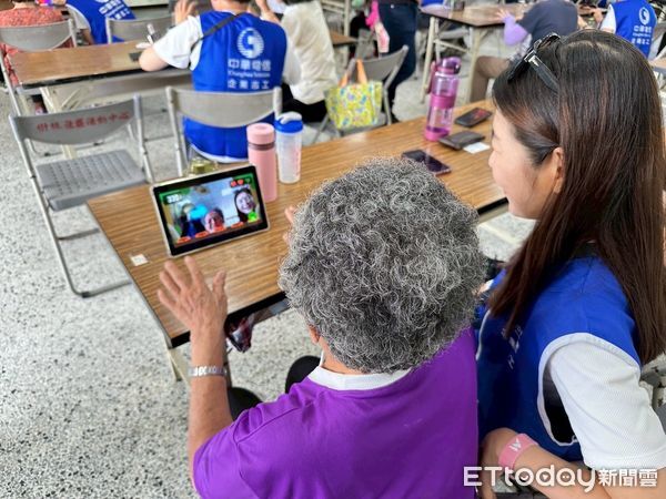 ▲「馨心學堂」創辦近一周年回到台南七股樹林社區，長輩們開心學習數位新技能。（記者林東良翻攝，下同）