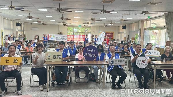 ▲「馨心學堂」創辦近一周年回到台南七股樹林社區，長輩們開心學習數位新技能。（記者林東良翻攝，下同）