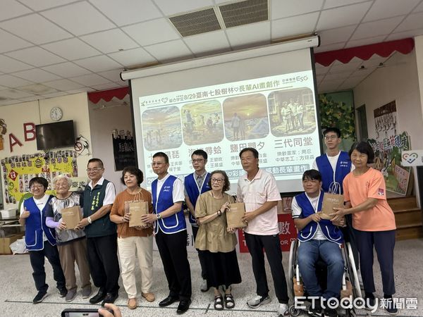 ▲「馨心學堂」創辦近一周年回到台南七股樹林社區，長輩們開心學習數位新技能。（記者林東良翻攝，下同）