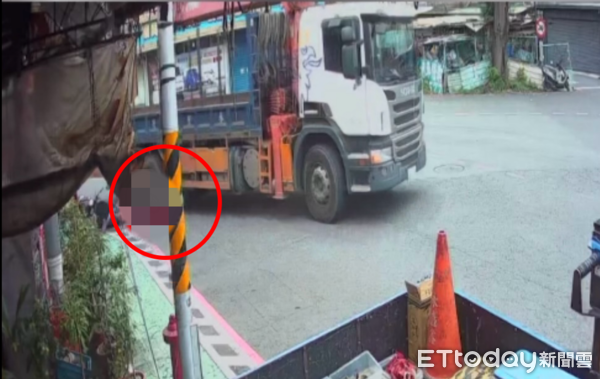 ▲▼ 剛看完愛孫騎車返家！婦人遭大貨車輾斃爆血慘死　斷魂畫面曝光。（圖／記者吳世龍翻攝）