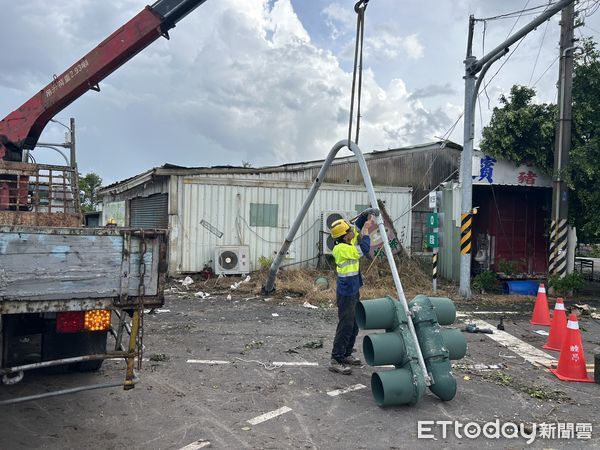▲丹娜絲颱風造成台南交通號誌桿、指標桿傾倒，市府已完成搶修。（記者林東良翻攝，下同）
