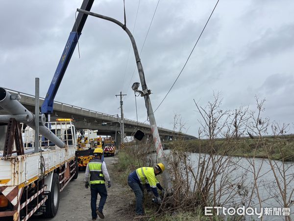 ▲丹娜絲颱風造成台南交通號誌桿、指標桿傾倒，市府已完成搶修。（記者林東良翻攝，下同）