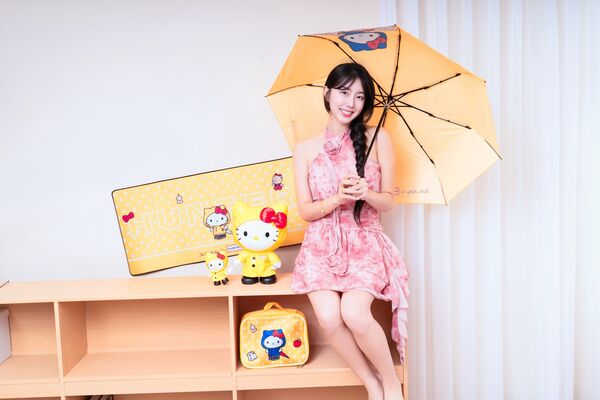 ▲▼7-11再度推出「HUNTER x三麗鷗」活動，集結Hello Kitty、KUROMI 兩大人氣IP，穿上HUNTER經典雨靴、雨衣。（圖／業者提供）