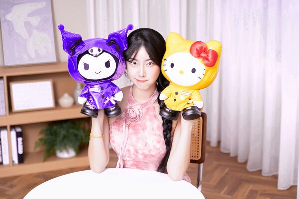 ▲▼7-11再度推出「HUNTER x三麗鷗」活動，集結Hello Kitty、KUROMI 兩大人氣IP，穿上HUNTER經典雨靴、雨衣。（圖／業者提供）