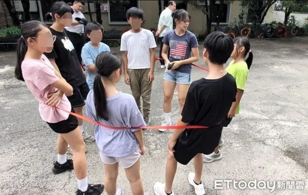 ▲▼「愛身邊的人」體驗活動，讓孩子們學習彼此協作信任夥伴共同闖關 。（圖／任林教育基金會提供）