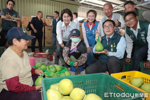 ▲台南麻豆文旦18公噸銷往加拿大，黃偉哲市長出席封櫃儀式。（記者林東良翻攝，下同）