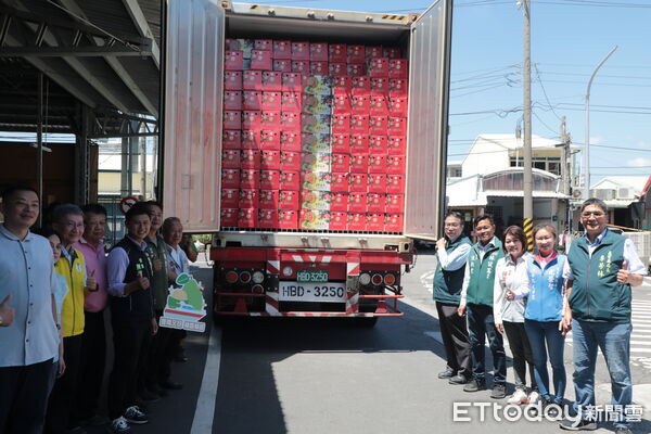 ▲台南麻豆文旦18公噸銷往加拿大，黃偉哲市長出席封櫃儀式。（記者林東良翻攝，下同）