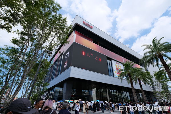 ▲新光三越台南小北門店七夕開幕，試營運首日即湧入5萬人潮。（記者林東良翻攝，下同）