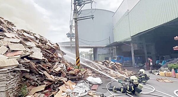 ▲桃園市八德區崁頂路一家工廠今天近午傳出大火，消防人員持續灌救中。（圖／桃園消防局提供）