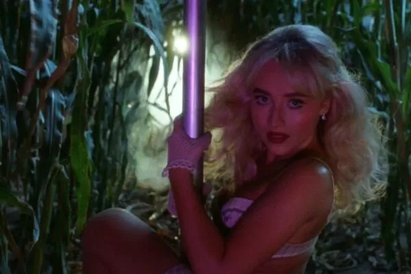 ▲莎賓娜卡本特（Sabrina Carpenter）玉米田辣跳鋼管舞。（圖／ 翻攝自YouTube）