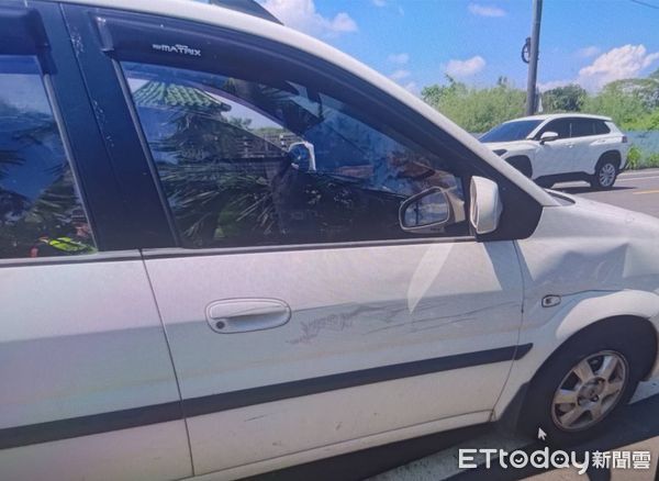 ▲▼屏東縣萬巒鄉褒忠與高崗路口車禍。（圖／記者陳崑福翻攝）